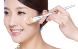 怎么打造裸妝底妝？粉底色號要選好