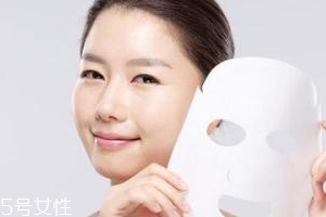 面膜不服帖怎么辦？中間剪開更好敷