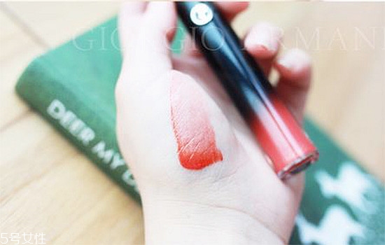 阿瑪尼黑管紅管哪個(gè)好？打造鮮艷欲滴的動(dòng)人雙唇