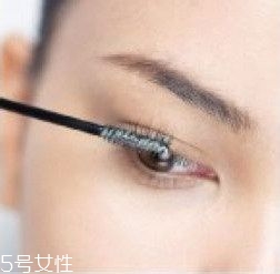 如何挑選合適的睫毛膏？這樣刷睫毛卷翹靚麗