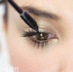 如何挑選合適的睫毛膏？這樣刷睫毛卷翹靚麗
