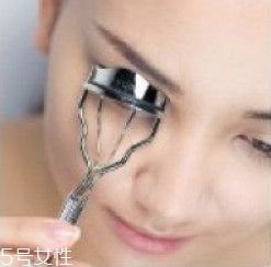 如何挑選合適的睫毛膏？這樣刷睫毛卷翹靚麗