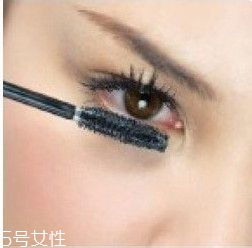如何挑選合適的睫毛膏？這樣刷睫毛卷翹靚麗