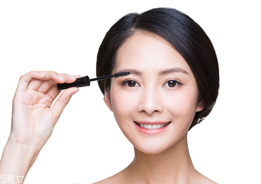 怎么正確使用睫毛夾？這樣刷睫毛眼睛大一倍