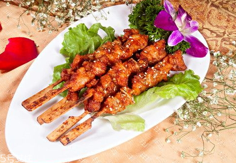 烤箱烤骨肉相連要多長時(shí)間 烤箱烤骨肉相連技巧