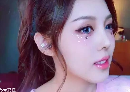 年會(huì)畫什么妝最好看上鏡？亮片妝絕對(duì)是最耀眼的