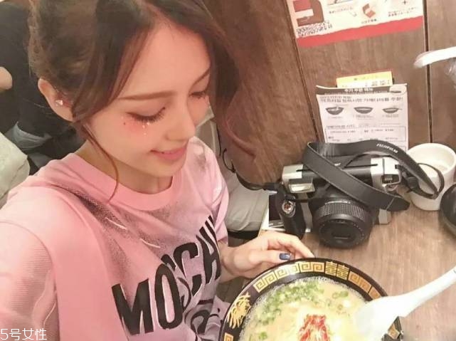 年會(huì)畫什么妝最好看上鏡？亮片妝絕對(duì)是最耀眼的