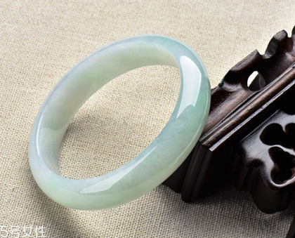 翡翠手鐲戴在哪只手好？行內人士給出答案