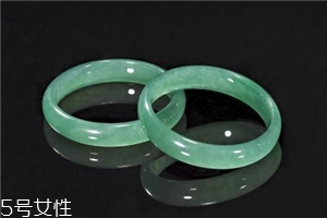 翡翠手鐲戴在哪只手好？行內人士給出答案