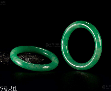 翡翠手鐲怎么養(yǎng)才能透？養(yǎng)翡翠的關(guān)鍵小竅門