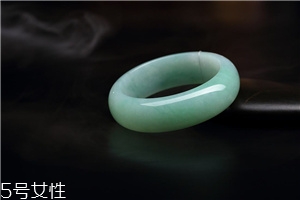 翡翠手鐲怎么養(yǎng)才能透？養(yǎng)翡翠的關(guān)鍵小竅門