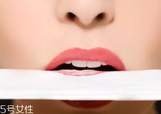 化妝新手怎么化唇妝？咬唇妝自然日常