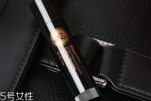 唇膏可以祛痘嗎？小心致痘風(fēng)險(xiǎn)