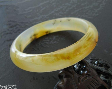 黃龍玉手鐲起棉怎么辦？正?，F(xiàn)象不必驚慌