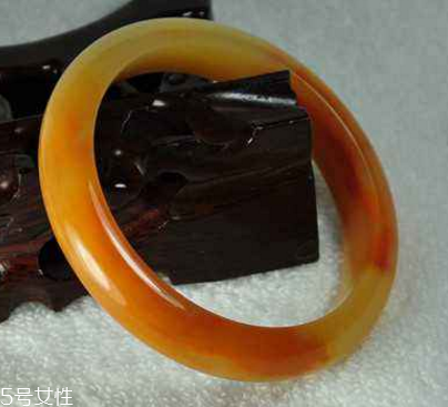 黃龍玉手鐲起棉怎么辦？正?，F(xiàn)象不必驚慌
