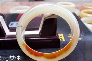 黃龍玉手鐲起棉怎么辦？正?，F(xiàn)象不必驚慌