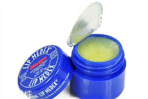 blistex唇膏有哪幾款？使用唇膏應(yīng)該適量