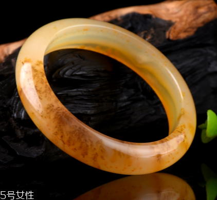 黃龍玉手鐲什么顏色才是最好的？這樣選絕不出錯