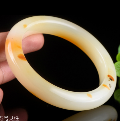 黃龍玉手鐲對身體好嗎？原來戴玉的好處這么多