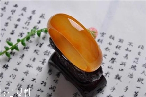 黃龍玉手鐲對(duì)身體好嗎？原來(lái)戴玉的好處這么多