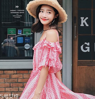 一字肩衣服怎么搭配？時髦精的高端裸露