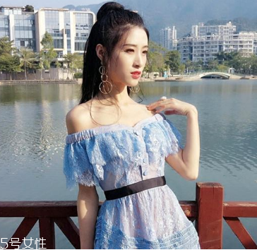 一字肩衣服怎么搭配？時髦精的高端裸露