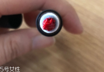 唇釉和口紅哪個(gè)不容易掉色？