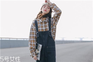 背帶褲怎么搭配？超減齡的小清新裝扮