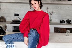 拼色牛仔褲怎么搭配？開春的最火的一條褲子