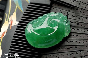 翡翠起膠是什么意思？起膠現(xiàn)象屬于高檔翡翠