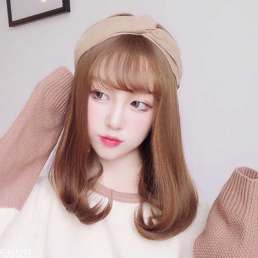 矮個(gè)子女生適合什么短發(fā)？氣質(zhì)齊肩卷發(fā)