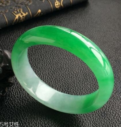 翡翠手鐲怎么看水頭？行家教你這樣挑