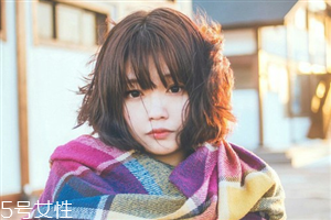 矮個(gè)子女生適合什么短發(fā)？氣質(zhì)齊肩卷發(fā)