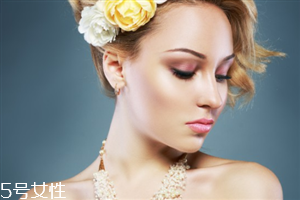 發(fā)量多女生適合什么發(fā)型？形象百變的你