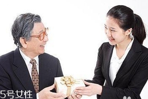 給領(lǐng)導(dǎo)送禮怎么說(shuō)合適？真誠(chéng)并且要注意分寸