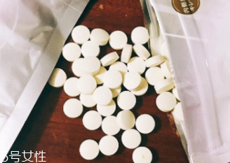 臉上有斑點怎么去除？食療/精華/面膜三管齊下
