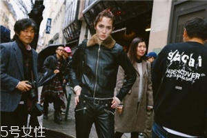 皮衣下面搭配什么好看？玩出個(gè)性混搭風(fēng)