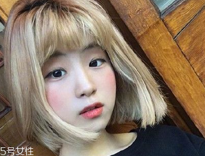 短頭發(fā)染什么顏色好看洋氣顯白？短發(fā)這樣弄好看又大方