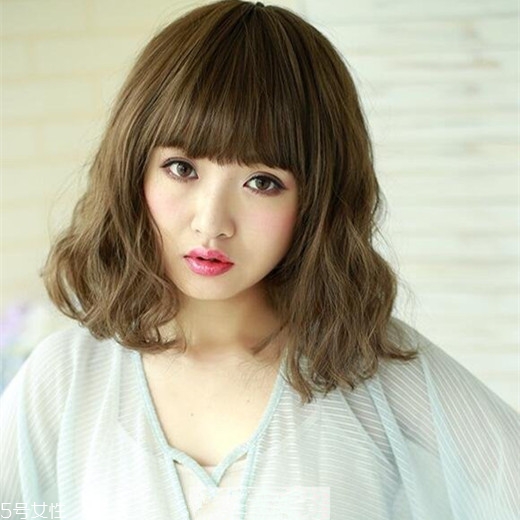 矮個(gè)子女生適合什么短發(fā)？氣質(zhì)齊肩卷發(fā)