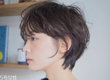 短頭發(fā)染什么顏色好看洋氣顯白？短發(fā)這樣弄好看又大方