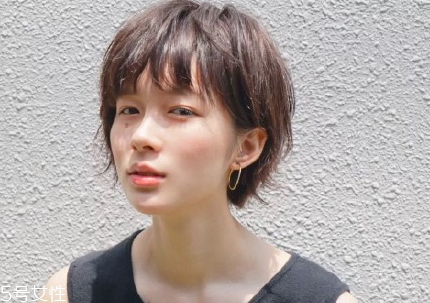 短頭發(fā)染什么顏色好看洋氣顯白？短發(fā)這樣弄好看又大方