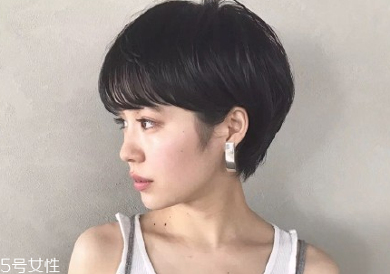 短頭發(fā)染什么顏色好看洋氣顯白？短發(fā)這樣弄好看又大方
