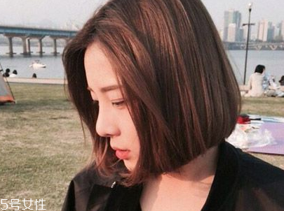 短頭發(fā)染什么顏色好看洋氣顯白？短發(fā)這樣弄好看又大方