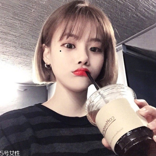 發(fā)量多女生適合什么發(fā)型？形象百變的你
