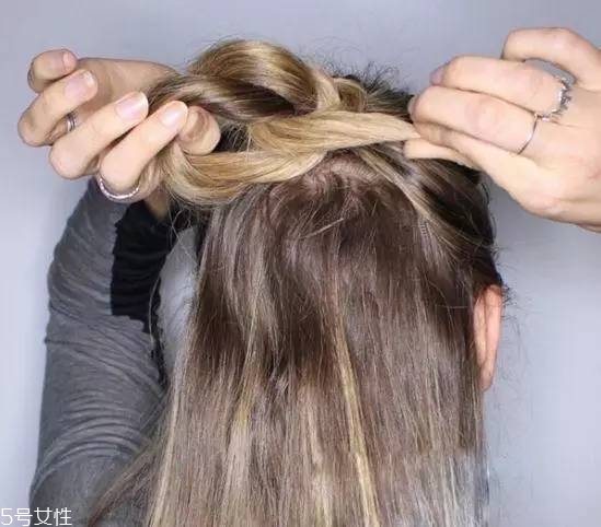 女生冬天長(zhǎng)發(fā)怎么編好看？長(zhǎng)發(fā)妹紙才懂得的痛