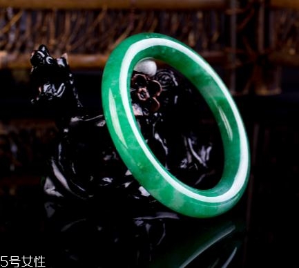 翡翠手鐲怎么戴進去？巧用肥皂水來幫忙