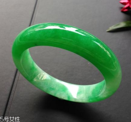 翡翠手鐲怎么戴進去？巧用肥皂水來幫忙