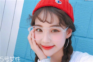 冬天戴帽子怎么扎頭發(fā)好？法式魚(yú)骨辮編發(fā)很特別