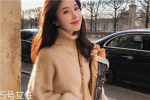 毛衣粘了碎頭發(fā)怎么辦？巧妙利用透明膠帶