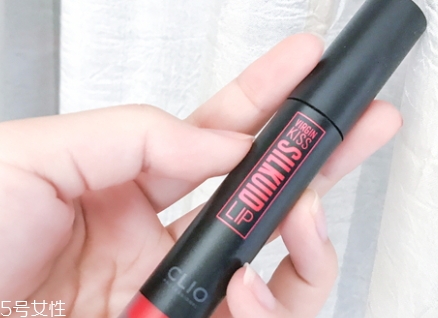 唇彩怎么涂？按照步驟涂抹